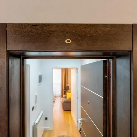 Aurora Lux 18